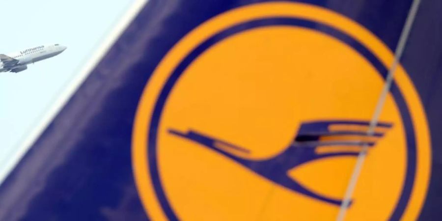 Das Logo der Deutschen Lufthansa ist auf einem Flugzeug am Flughafen Frankfurt am Main zu sehen. Foto: Arne Dedert/dpa