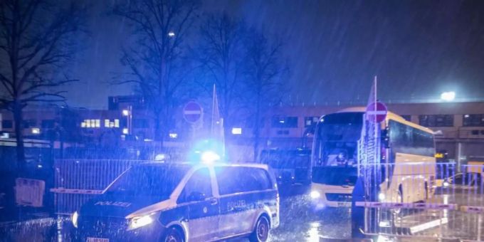 Mit Bussen werden Deutsche und andere Staatsbürger aus dem vom Coronavirus betroffenen chinesischen Wuhan vom Flughafen Frankfurt am Main in die Quarantäne nach Germersheim gefahren. Foto: Boris Roessler/dpa coronavirus