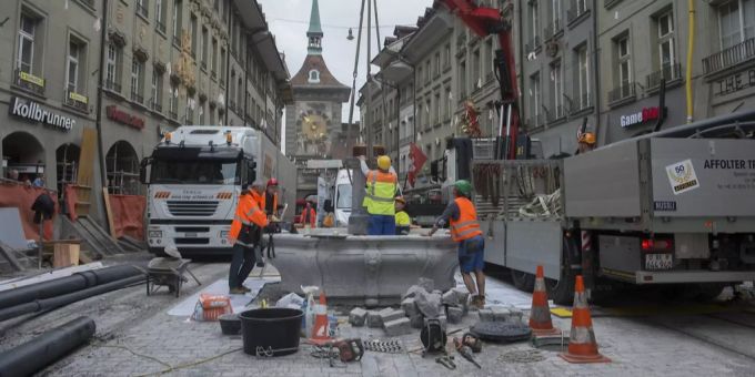Bauarbeiter der EWB bei einer Sanierung in der Stadt Bern. EWB