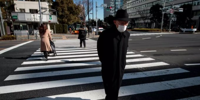 Passant mit Mundschutz in Tokio Passant mit Mundschutz in Tokio