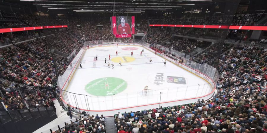Im September fanden in der neuen Halle die ersten Eishockeyspiele statt. Das Gebäude wurde unter grossem Zeitdruck fertiggestellt. (Archiv)