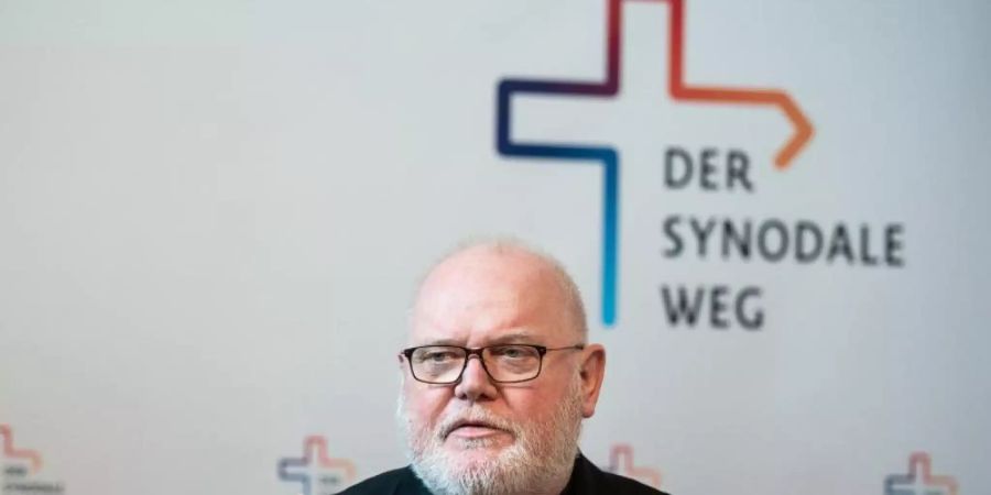 Kardinal Reinhard Marx, Vorsitzender der Deutschen Bischofskonferenz, spricht auf der Pressekonferenz zur ersten Vollversammlung des Synodalen Wegs in Frankfurt. Foto: Andreas Arnold/dpa