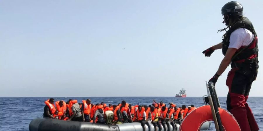 Flüchtlingsschiff im Mittelmeer