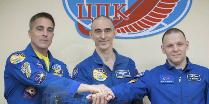 Nasa-Astronaut Christopher Cassidy (l) und die russischen Kosmonauten Anatoli Iwanischin (M) und Iwan Wagner bei einer Pressekonferenz im Weltraumbahnhof Baikonur. Von Kasachstan aus haben sie die Internationale Raumstation (ISS) angeflogen. Foto: -/Roscosmos Space Agency Press Service/AP/dpa Internationale Raumstation