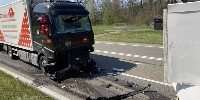 Bei der Auffahrkollision entstand grosser Schaden. Auffahrkollision