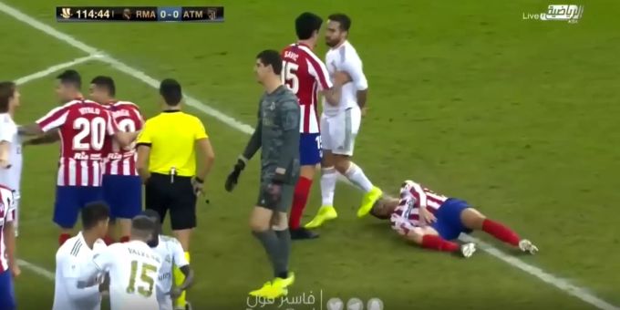 Nach Notbremse - Real-Star steht gefoultem Gegenspieler auf den Kopf