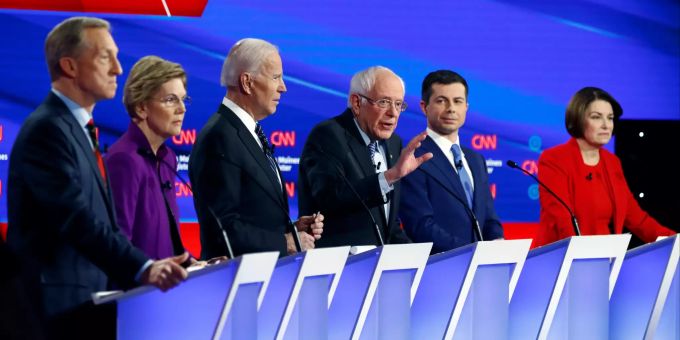 Die demokratischen Bewerber um die Präsidentschaftskandidatur - Tom Steyer (l-r), Elizabeth Warren, Joe Biden, Bernie Sanders, Pete Buttigieg und Amy Klobuchar - nehmen an der letzten Fernsehdebatte der Demokraten vor Beginn der Vorwahlen teil. Letzte TV-Debatte der demokratischen Präsidentschaftsbewerber