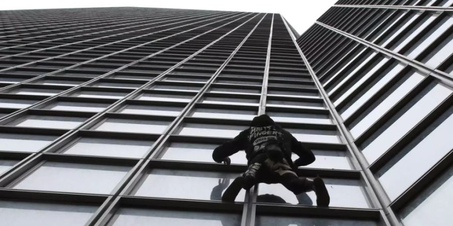 Den Aufstieg am Total-Gebäude in Paris meisterte «Spiderman» Alain Robert am Montag in 52 Minuten. Er protestierte damit gegen die Rentenreform der Regierung.