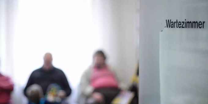 Wartezimmer einer Arztpraxis. In einigen Kantonen wird die Impfung in Arztpraxen mit mehr als 16.50 Franken vergütet, damit diese nicht aus der Impfkampagne aussteigen. Foto: Sina Schuldt/dpa impfung