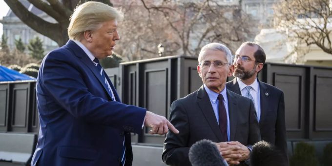 Donald Trump, Anthony Fauci und Alex Azar sprechen mit den Medien über das Coronavirus. Trump