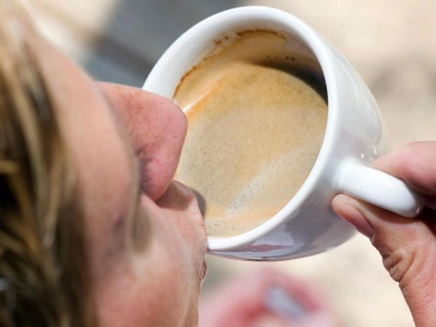 Für den Kaffee zum Frühstück oder einen Espresso zwischendurch greifen die Verbraucher in Deutschland tief in die Tasche. Bei der Herstellung des Kaffeepulvers wird an verschiedenen Stellen Wasser benötigt. Foto: Friso Gentsch/dpa