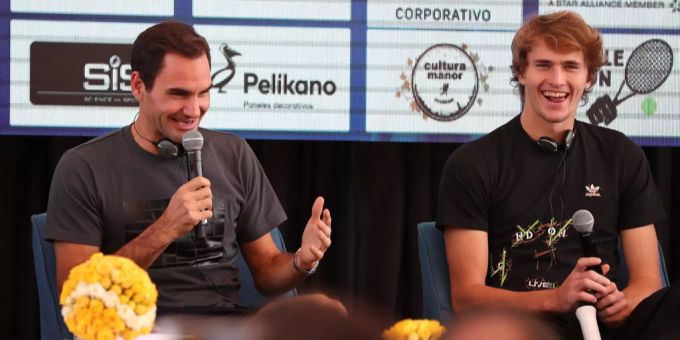 Alexander Zverev (r.) und Roger Federer (l.) in Equador im November 2019. Zverev Corona Federer