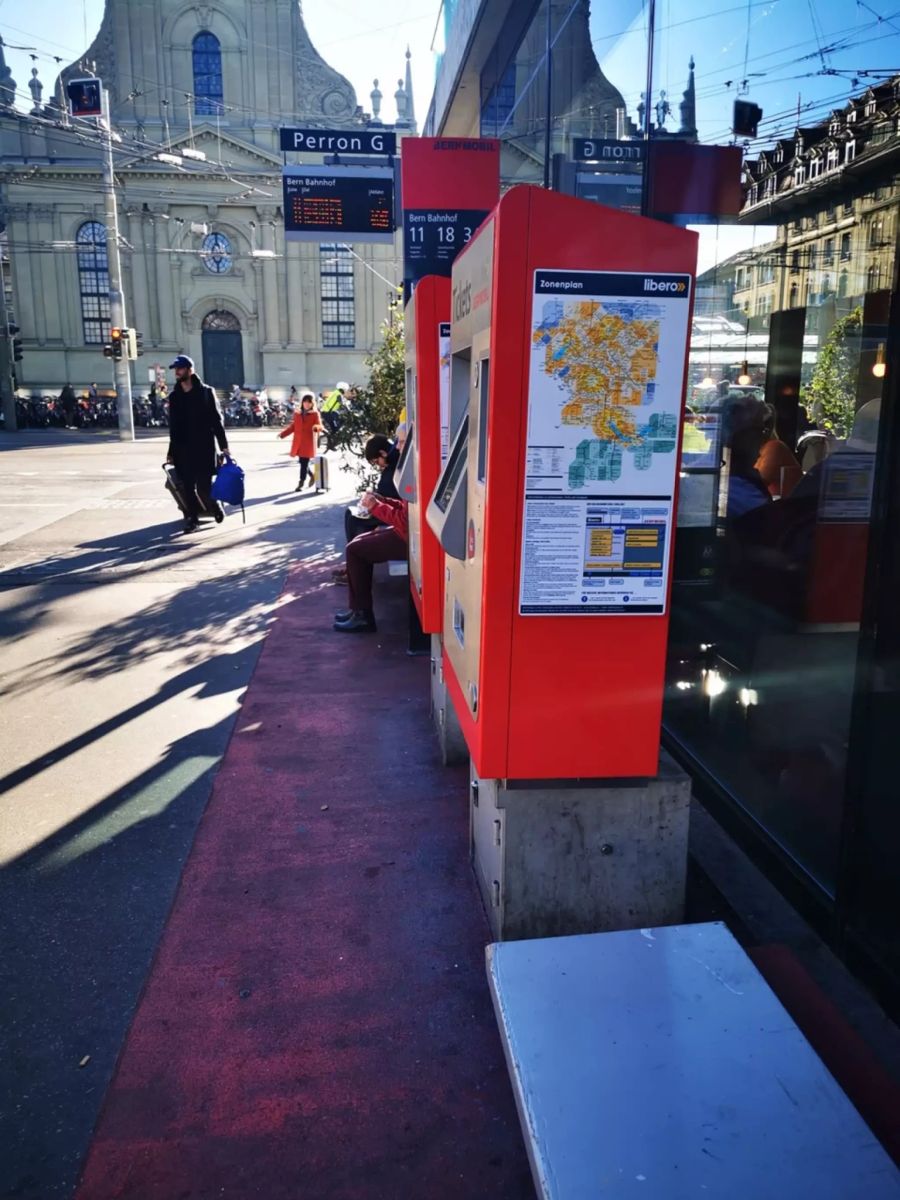 Am Berner Bahnhof hat der Bus-Fahrplan gewechselt. Das kann der Hollywood-Star nicht wissen.