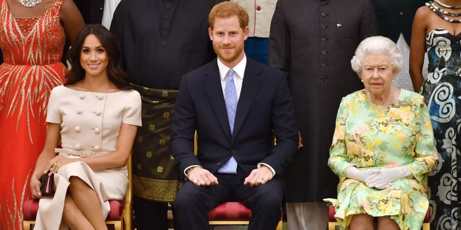 Die Queen mit Meghan Markle und Prinz Harry.