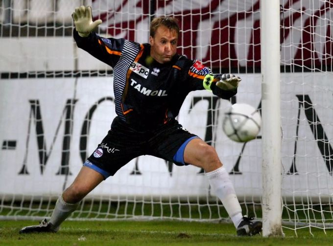 Marco Pascolo zeigt im Dress des Servette FC eine Parade. Marco Pascolo Servette FC