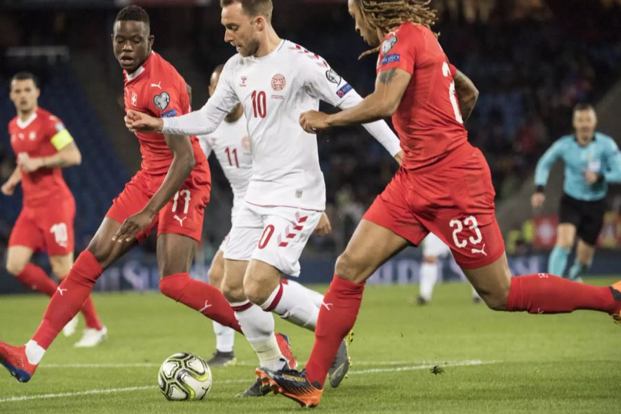 Der dänische Nationalspieler im Zweikampf mit Kevin Mbabu und Denis Zakaria.