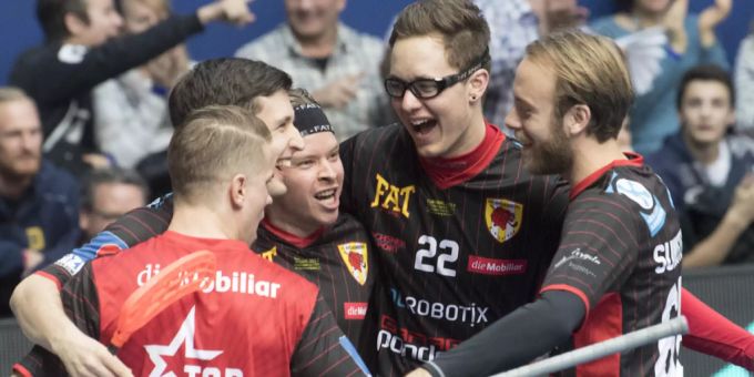 Rychenbergs Fredrik Holtz, TS, Niklas Niiranen, Benjamin Broth, Michel Woecke, Rosmus Sundstedt, von links, jubeln, im Schweizer Unihockey Cupfinal 2017.