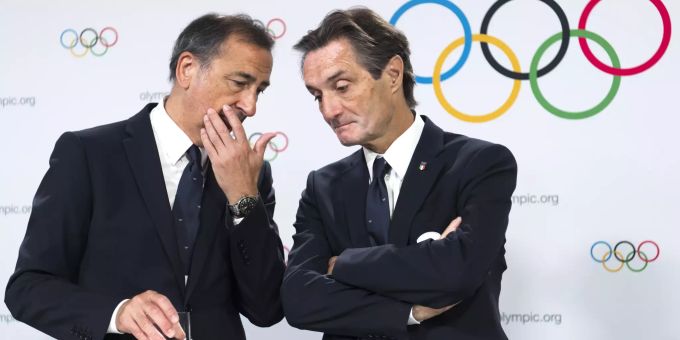 Guiseppe Sala (l), Bürgermeister von Mailand, spricht mit Attilio Fontana, Präsident der Region Lombardei, im Rahmen einer Pressekonferenz des Internationalen Olympischen Komitees (IOC). (Archiv). Anti-Corona-Kämpfer Fontana und Sala
