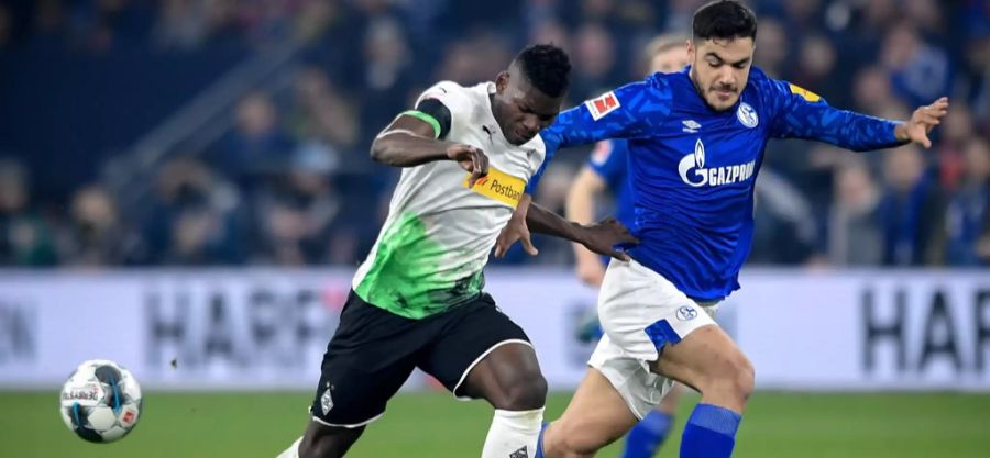 Embolo (l.) steht in der Rückrunde nur auf Schalke in der Startelf.