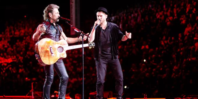 Peter Maffay (l) und Johannes Oerding singen während Maffays Tour-Auftakt. Peter Maffay