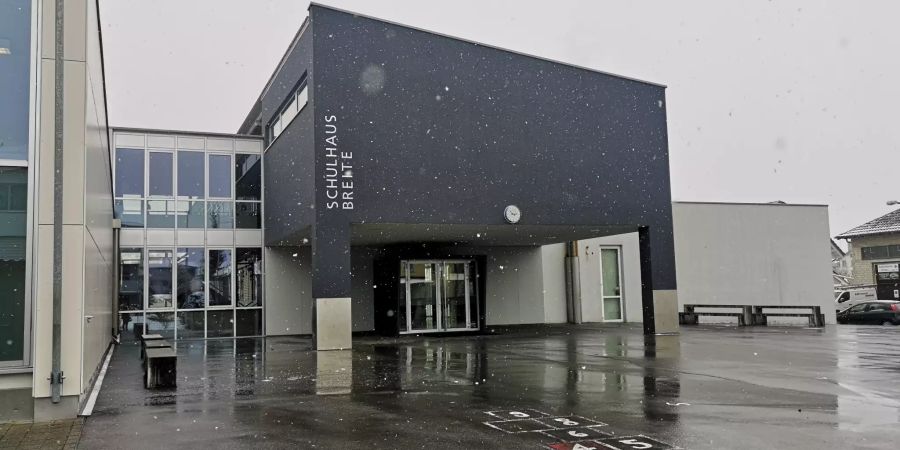 Das Schulhaus Breite in Reinach (AG).