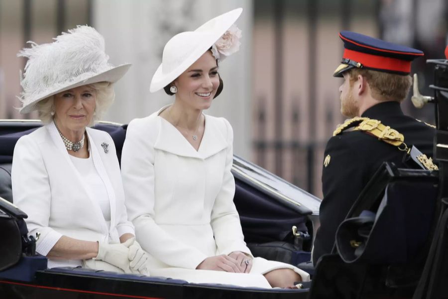 Kate Middleton trägt die weisse Robe an der Geburtstagsparade der Queen 2016.