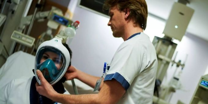 Mit einem speziellen Aufsatz können die Schnorchelmasken an Beatmungsmaschinen angeschlossen werden Mit einem speziellen Aufsatz können die Schnorchelmasken an Beatmungsmaschinen angeschlossen werden