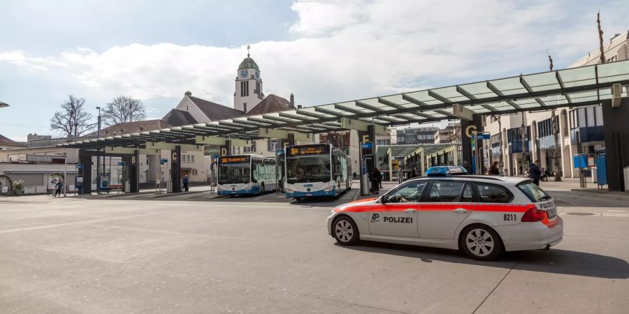 Busstation Dietikon Bahnhof mit durchfahrendem Polizeiauto.