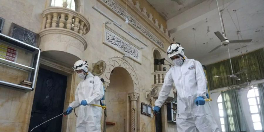 Mitglieder der «Weissen Helme» desinifizieren in der Provinz Idlib eine Moschee