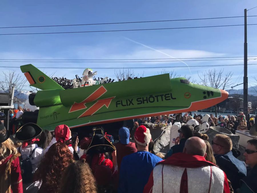 Politische und wirtschaftliche Themen werden an der Luzerner Fasnacht gerne aufgegriffen. «Flüügit grüen» steht auf dem «Flix Shöttel» am Wey-Umzug.