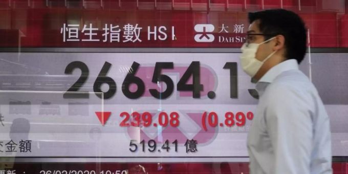 Ein Mann geht an einer Anzeigentafel der Hongkonger Börse vorbei. JD.com