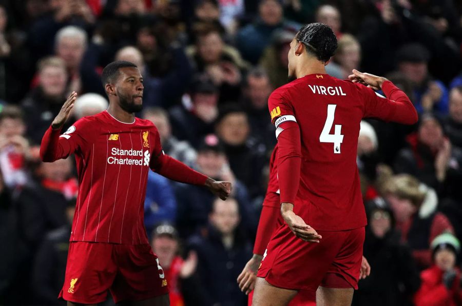 Georginio Wijnaldum (l) feiert mit Virgil van Dijk das 1:0 für Liverpool.