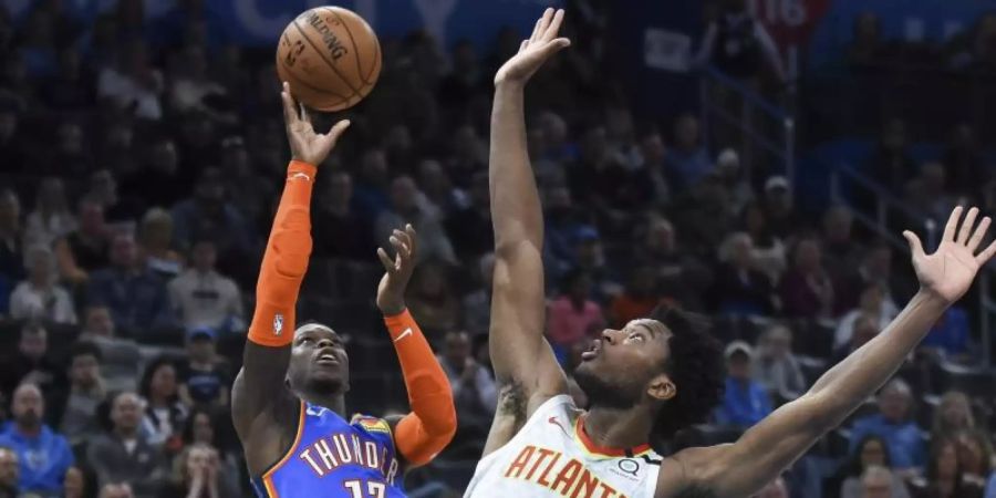 Dennis Schröder (l) gewann mit Oklahoma City Thunder zum vierten Mal in Folge. Foto: Kyle Phillips/AP/dpa