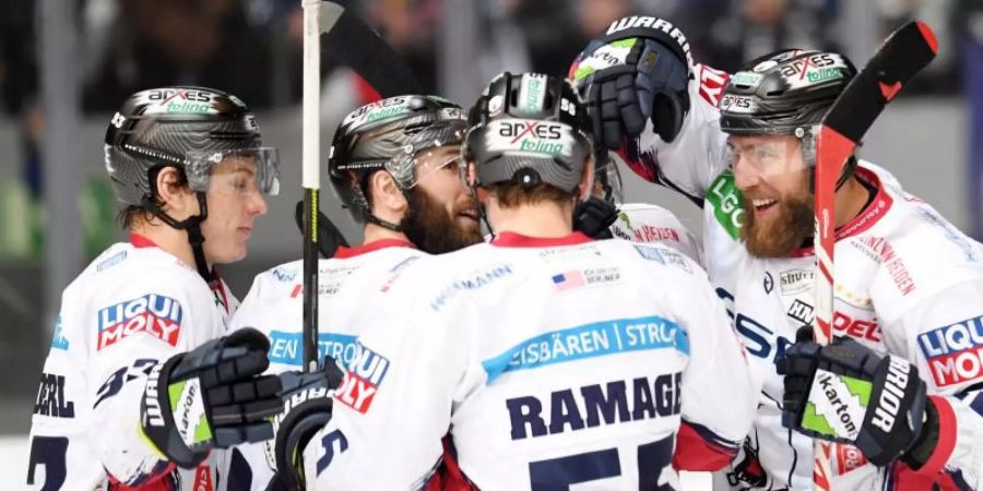 Die Eisbären Berlin feierten einen Auswärtssieg in München. Foto: Tobias Hase/dpa