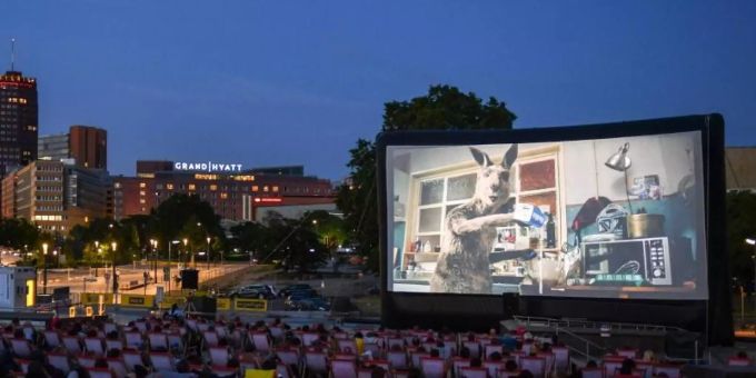 Arte Sommerkino Kulturforum am Potsdamer Platz mit «Die Känguru-Chroniken reloaded». Foto: Jens Kalaene/dpa-Zentralbild/dpa Arte Sommerkino Kulturforum am Potsdamer Platz mit «Die Känguru-Chroniken reloaded». Foto: Jens Kalaene/dpa-Zentralbild/dpa