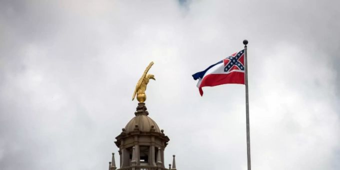 Die bisherige Fahne von Mississippi über dem Kapitol in Jackson Die bisherige Fahne von Mississippi über dem Kapitol in Jackson