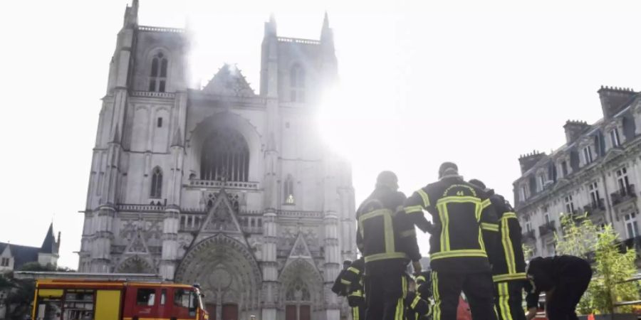 Feuerwehrleute vor der Kathedrale von Nantes