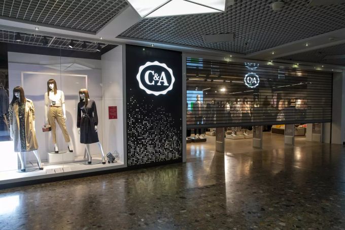 Ein Geschäft der Kette «C&A» wird Anfangs Mai auf die Wiedereröffnung vorbereitet. Coronavirus - Schweiz