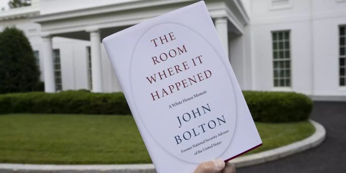 Eine Kopie des Buches von John Bolton. Trump