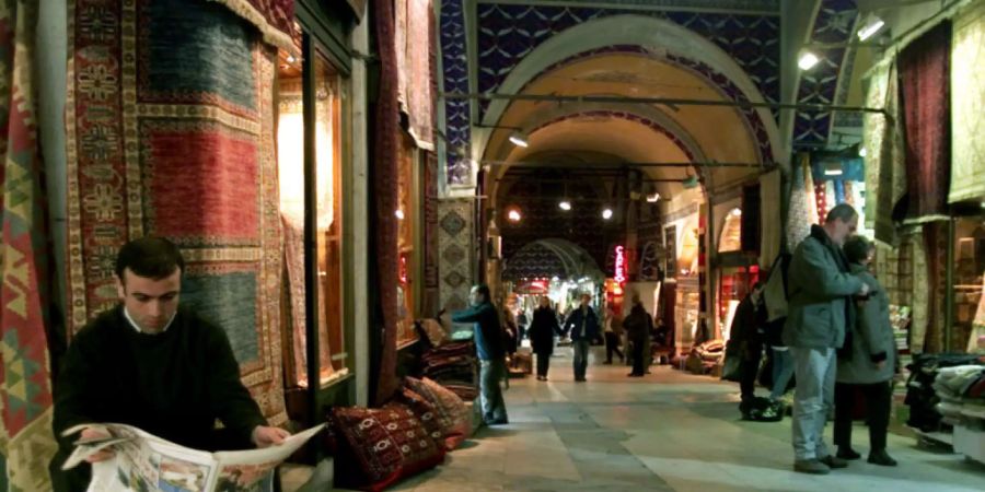 In der Türkei werden am heutigen Montag zahlreiche Coronavirus-Massnahmen gelockert - auch der Grosse Basar in Istanbul darf seine Geschäftstätigkeit wieder aufnehmen. (Archivbild)