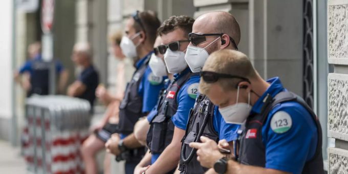Polizisten mit Schutzmasken beobachten das Geschehen auf dem Bundesplatz, am Samstag, 30. Mai 2020 in Bern. Bundesplatz