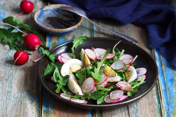 Salat mit Löwenzahnblättern. Löwenzahnsalat