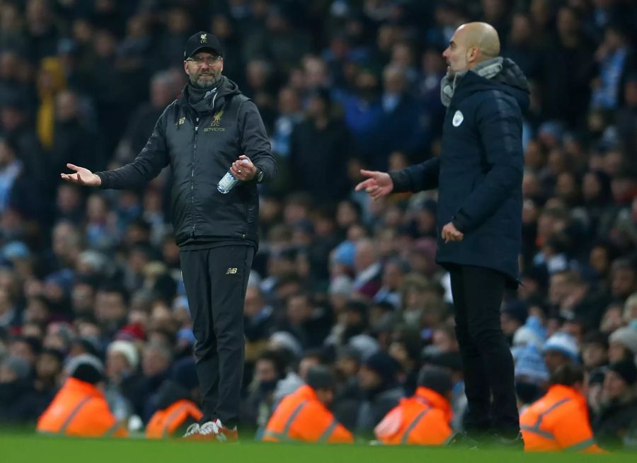 Jürgen Klopp (l.), Trainer von FC Liverpool, und Pep Guardiola, Trainer von Manchester City, gestikulieren am Spielfeldrand. (Archivbild)