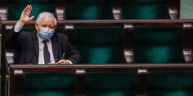 Jaroslaw Kaczynski, Vorsitzender der nationalkonservativen Regierungspartei PiS, hebt während einer Parlamentssitzung seine Hand. Polen Wahlen