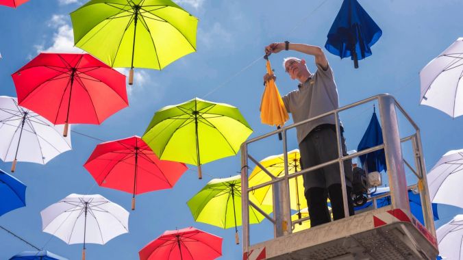 Regenschirme über der Oltner Kirchgasse