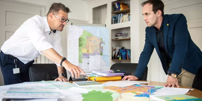 Planung mit Augenmass: Stadtpräsident Roger Martin (links) und Stadtrat Philipp Gemperle.