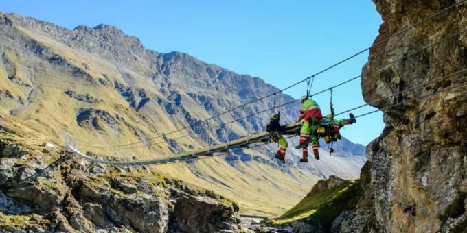 Die preisgekrönte Hängebrücke über den Rein da Sumvitg. Graubünden