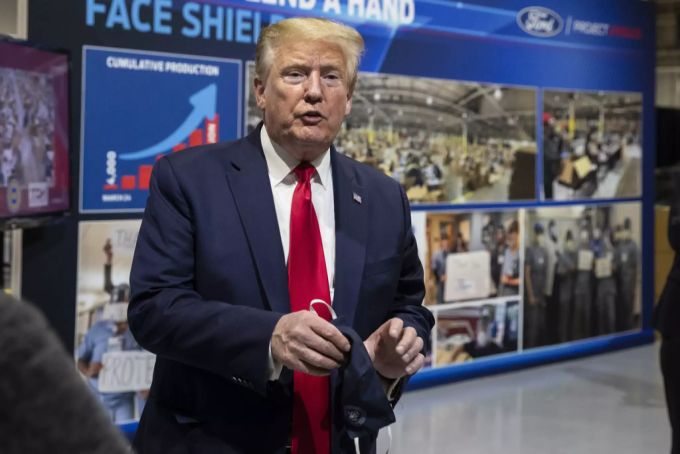 Donald Trump erklärte auch schon mal die korrekte Handhabung einer Maske, weigert sich selbst jedoch des Öfteren eine zu tragen. donald trump