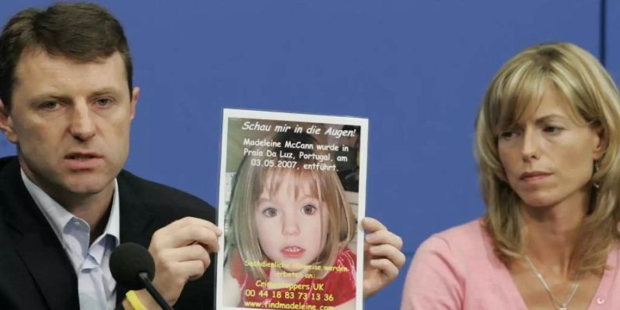 Kate und Gerry McCann zeigen ein Bild ihrer verschwundenen Tochter Maddie. Die Eltern wären offenbar nicht überrascht, sollten die Ermittlungen gegen Christian B. eingestellt werden.