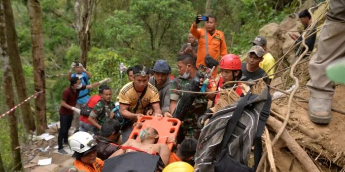 Mindestens 16 Menschen starben 2019 beim Einsturz einer Mine auf Sulawesi Mindestens 16 Menschen starben 2019 beim Einsturz einer Mine auf Sulawesi